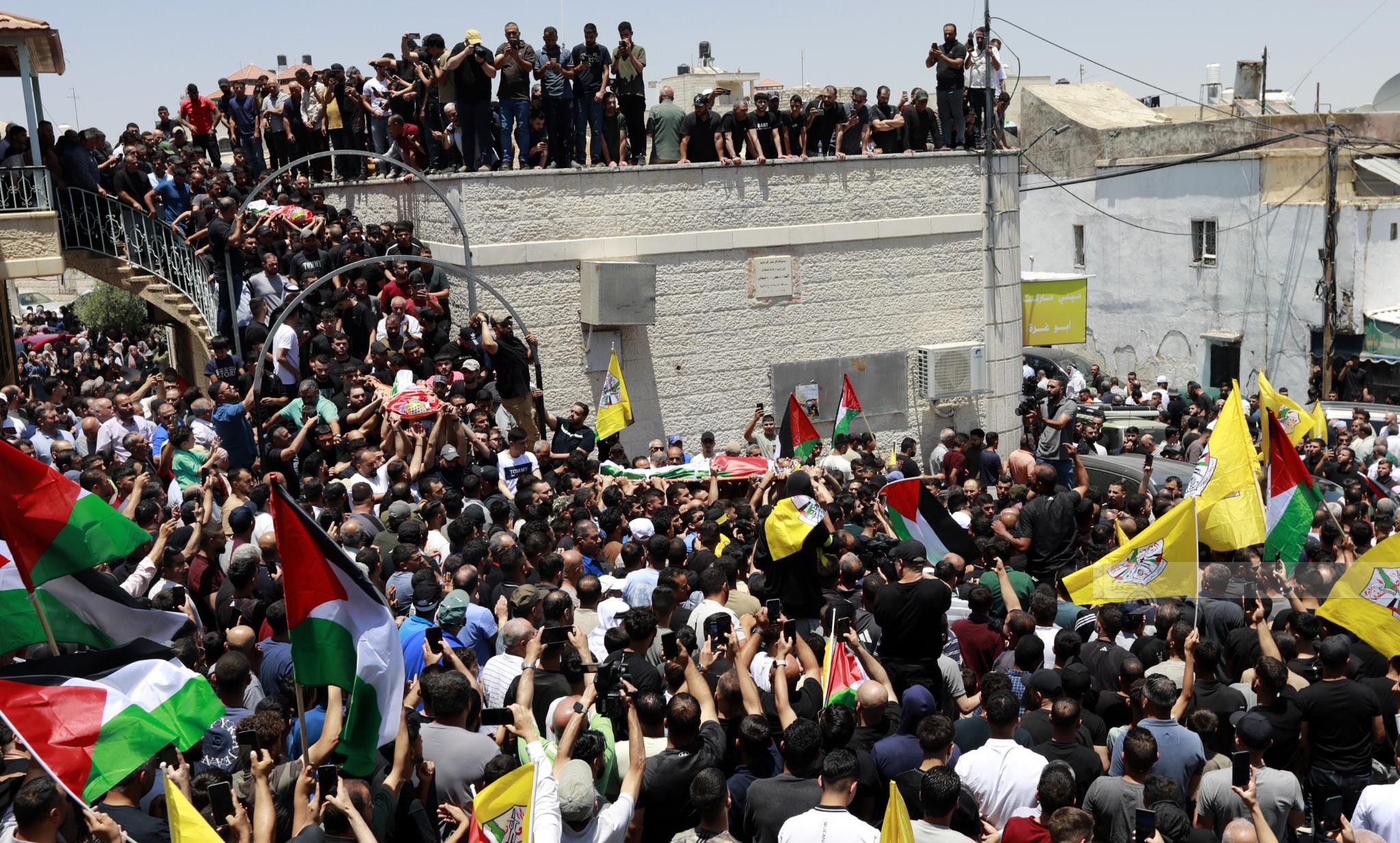 تشييع جثامين الشهداء مرشد حمايل ومحمد الناجي ولطفي صبري في قرية كفر مالك شرق رام الله (تصوير: بهاء نصر/وفا)